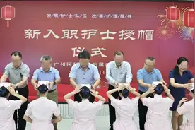 这次护士“蹲跪授帽”，为啥网友看了不舒服？ | 新京报快评图片