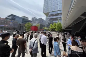 摇中就赚2000万，“一日夫妻”冲垮上海热门楼盘？记者现场调查发现确有黄牛，警方已介入图片