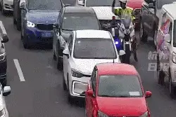 早高峰，杭州孕妇羊水突然破了，被困车流中！接下来一幕网友怒赞图片