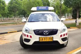 昆明发出全国首本新能源C5驾照图片