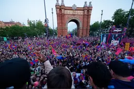 庆祝联赛夺冠，巴萨与球迷在巴塞罗那街头狂欢图片