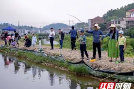 新邵：小龙虾“钓”火亲子游图片