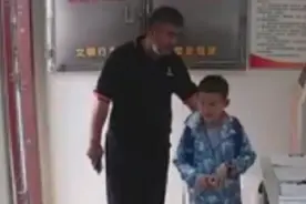 果然视频|男孩打瞌睡坐过站 “叫醒服务”获表扬图片