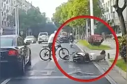 好危险！醴陵一骑行女子不戴头盔摔倒图片