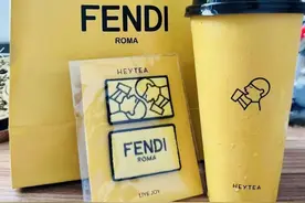 喜茶FENDI联名饮品遭疯抢：小程序多次闪崩，有黄牛翻倍炒卖图片