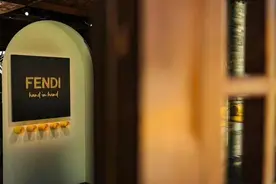 19元全款拿下FENDI！喜茶与奢侈品牌联名卖奶茶，免费周边被爆炒到近百元图片