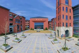 杭州家长群炸了！全班垫底的男生考上了本科，这所高中怎么做到的图片