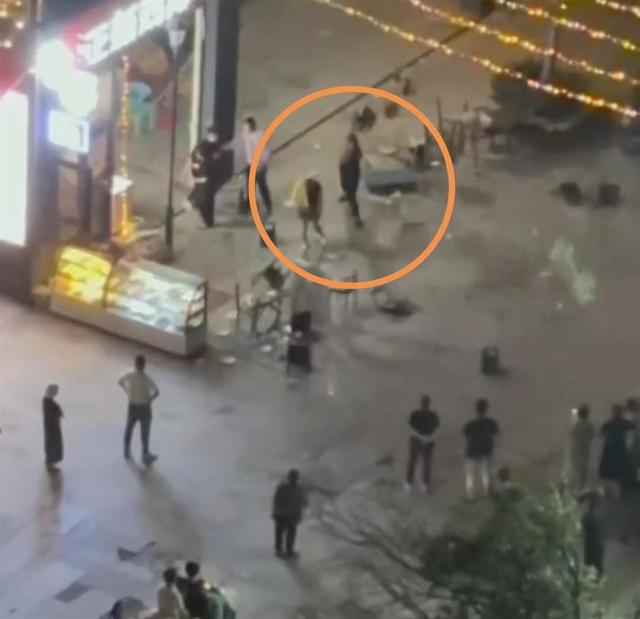 郑州发生多人打斗事件，男子用硬物猛砸女子头部致其倒地不起，警方：已出警