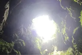 桂林天坑景色美 游人纷纷留影图片