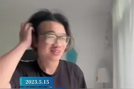 楼下女孩练习吹长笛 楼上邻居阳台暖心回应图片