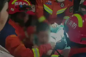 果然视频|太贪玩!两岁男童身卡洗衣机，消防帮其脱困图片
