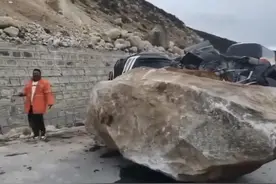 国道318巴塘境内巨石滚落砸中越野车 司机下车逃过一劫图片