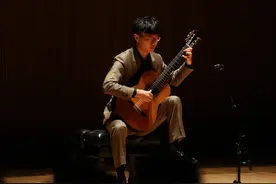 23岁的身体住着一颗老灵魂，匡俊宏的古典吉他之旅图片