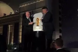 官方公布2026年美加墨世界杯会徽，白色数字26+大力神杯组合而成图片