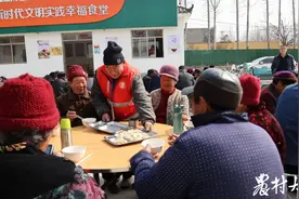 每月初九，山村百位老人相逢饺子宴图片