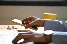 充电时，先插手机还是充电器？这几种错误的充电方法，手机坏得快！图片