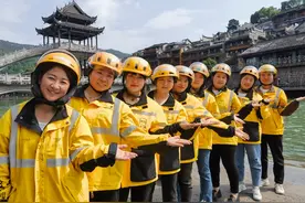 奔跑在古城里的妈妈骑手们图片