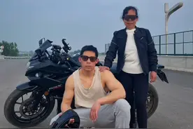 妈妈身体不好90后小伙辞职回乡带她健身：只要她健康就值得图片