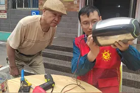 “万能哥儿”进社区 义务修理小家电图片