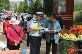 霍州公安交警庙会讲安全 警民共筑平安路图片