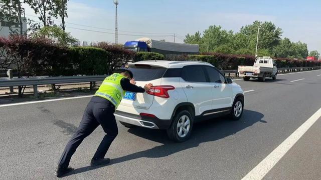车辆高速遇故障，交警暖心伸援手