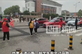 劝离占道小贩，护学生安全过马路，武汉黄陂盘龙城城管5年如一日坚持护学图片
