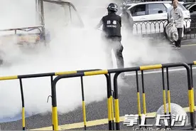 三轮车起火，长沙好保安飞奔上前！2分钟化险为夷图片