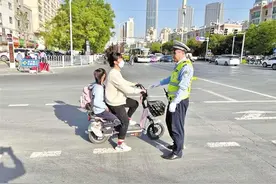 非机动车“花式带娃” 家长如此“炫技”太危险图片