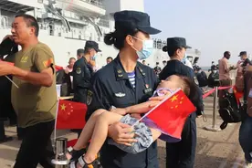 还记得照片中的这位女兵吗？没想到她如此优秀……图片