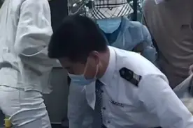 公交驾驶员“跪”式接送白发老人，网友纷纷留言点赞图片