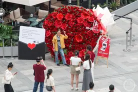 浪漫“520” 巨型“玫瑰”亮相山城街头图片