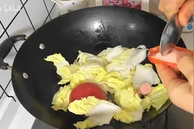 【梗研究】用手“掰”食材，用锅端饭，这届年轻人研究的“做饭糊弄学”是什么流行梗？图片