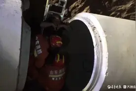 滕州男子醉酒骑行电动车掉入沟，消防成功施救图片