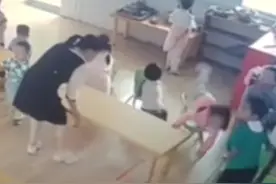 幼儿园老师挪桌子孩子一头扎地上，家长：未及时告知，事后检查脑震荡图片