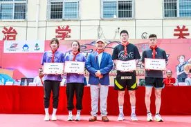 首钢男女篮走进校园，雷蒙手把手教同学投篮图片