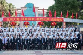 一起追梦吧 | 毕业照pose大全？正经照到二次元，这个学校太会了图片