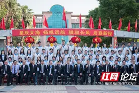 一起追梦吧 | 毕业照pose大全？正经照到二次元，这个学校太会了图片