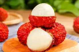 保存荔枝不能直接放冰箱，果农教我2招，放10天都新鲜图片