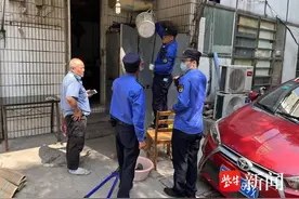 居民在小区搭建露天小厨房，南京鼓楼城管依法拆除图片
