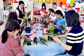 “心怀感恩 花语联通”东营联通举办回馈客户插花活动图片