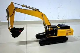 美好“职”通车｜焊接秀绝活，高职男生做出全钢遥控挖掘机图片