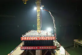 持续13个小时！焦唐高速汝方段首个挂篮悬浇连续梁顺利浇筑图片