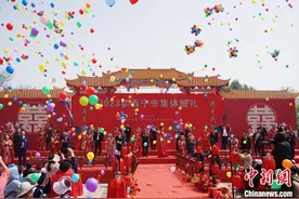 青海西宁“520”集体婚礼 23对新人喜结连理图片