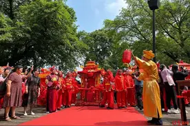 抬轿子、拜天地、行合卺礼！相约520 宜宾6对新人举行川南特色集体婚礼图片