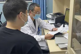 一周内连续几天喝啤酒吃小龙虾，22岁大学生突发痛风图片