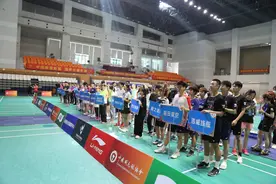 300业余高手挥拍战郑州 羽毛球俱乐部联赛郑州大区赛开赛图片