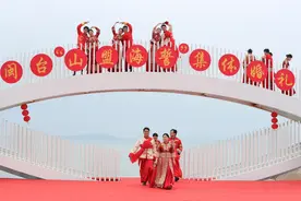 （社会）跨越海峡 闽台集体婚礼上21对新人结姻缘图片