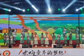 壮观！泉州这所学校数百名师生齐奏葫芦丝图片