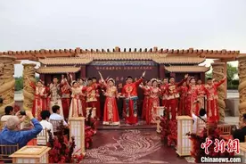 山东各地“花式”举办集体婚礼 弘扬婚俗新风图片
