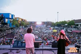 集装箱上的“520音乐节”：烟火气里爱意升腾图片